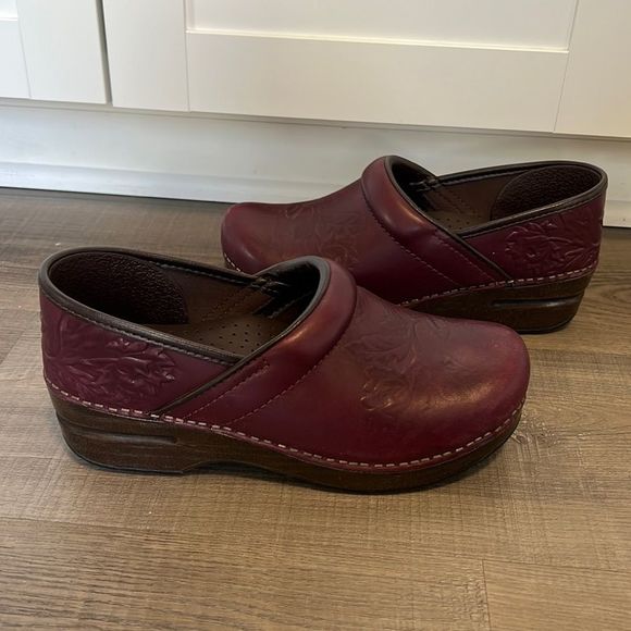 Dansko Professional Burgendy Floral Leather Clogs Size 38 / Women’s 8